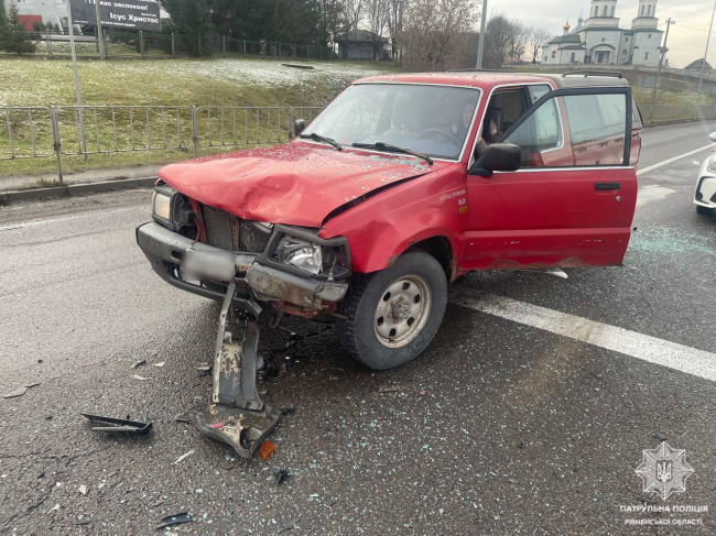 Дві побиті автівки: біля Рівного сталася ДТП перед пішохідним переходом (ФОТО)