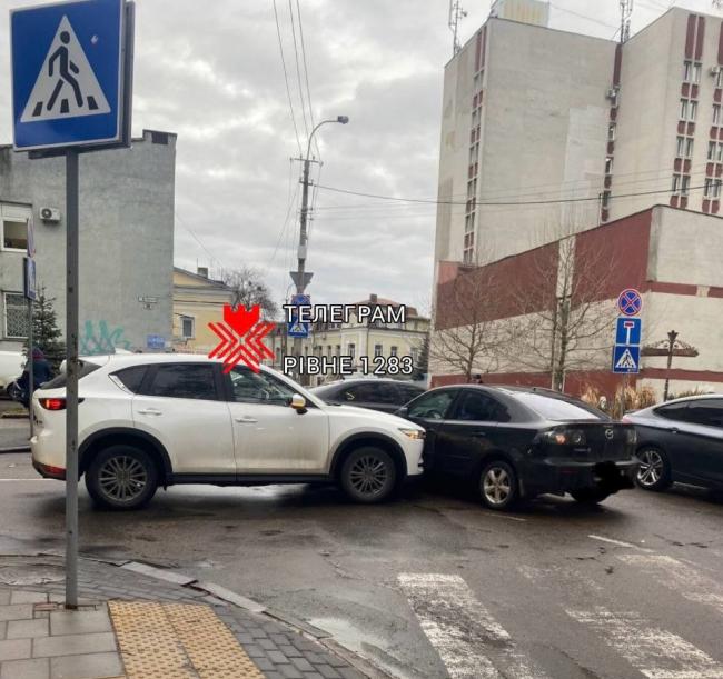 У Рівному біля діагностичного центру знову зіткнулися дві "Мазди" (ФОТО)