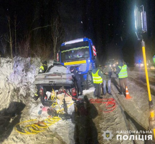 На Львівщині у потрійній ДТП з тягачем постраждала дитина і загинула 41-річна водійка