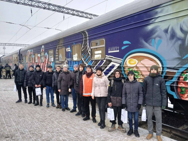 Юні залізничники зустріли унікальний потяг-кухню «Food train» на Рівненщині