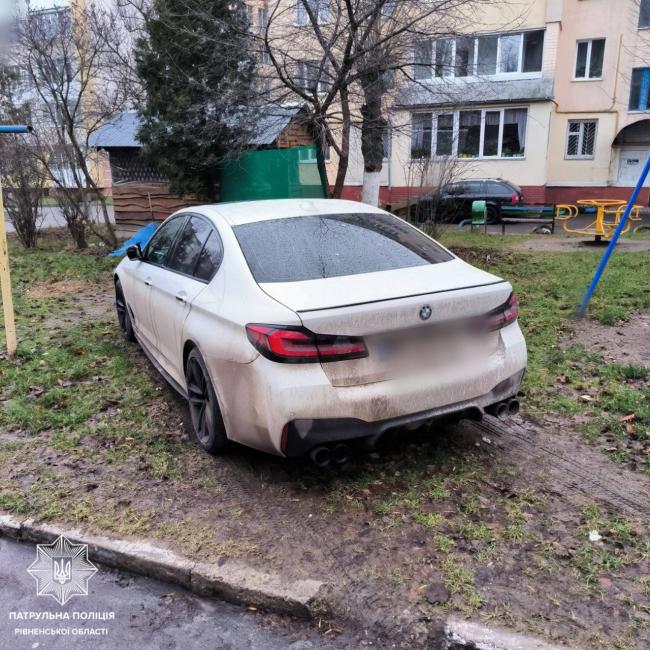 У Рівному чоловік викликав поліцію через сусіда, який паркувався на дитячому майданчику