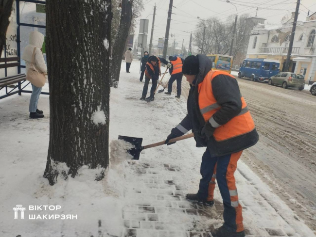 У Рівному снігопад додав комунальникам роботи (ФОТО)