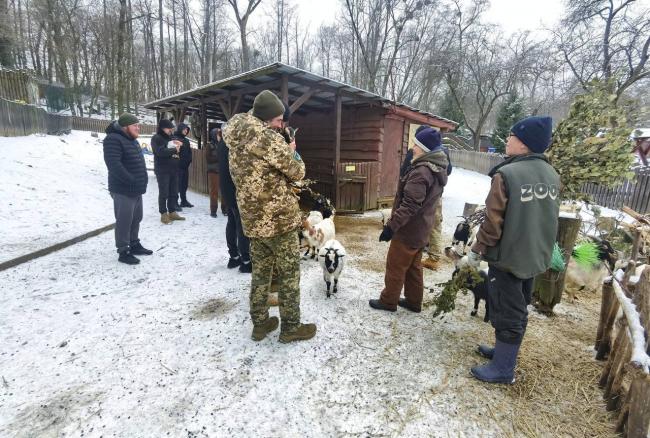 У Рівненському зоопарку провели екскурсію для бійців, які проходять реабілітацію