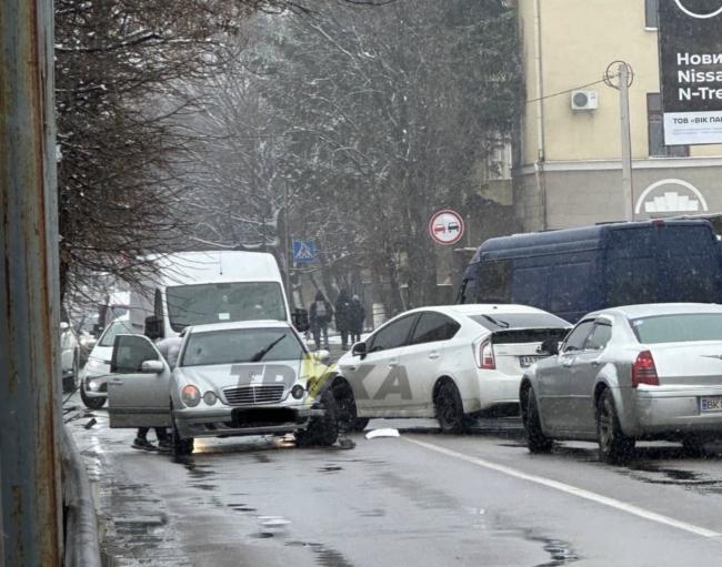 У Рівному на Бандери зіткнулися два авто: рух - ускладнений (ФОТОФАКТ)