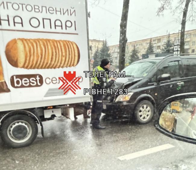 Біля ТРЦ «Злата Плаза» у Рівному сталась ДТП