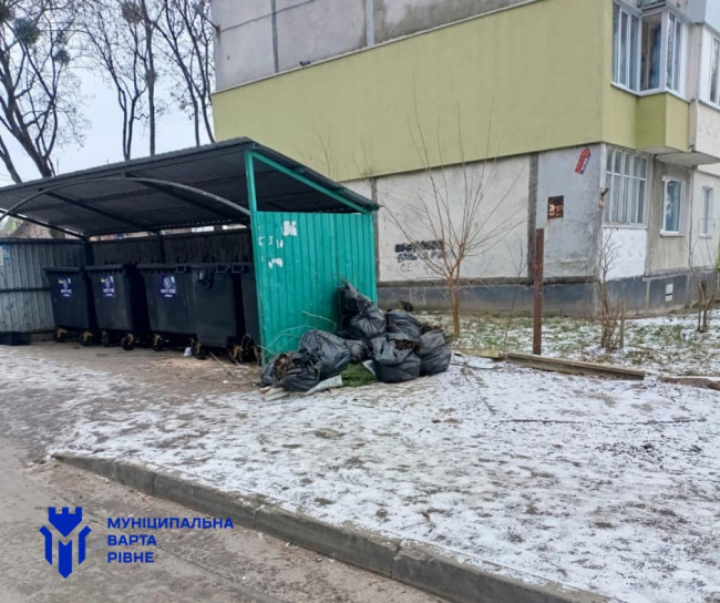 У Рівному спіймали порушника, який наскладав купу сміття біля баків