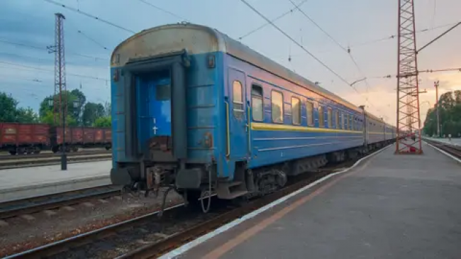 Іскри сипались: на Рівненщині ДСНС викликали через пожежу у потязі