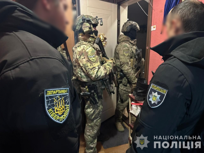 Схеми незаконного виїзду: нацполіція проводить понад 200 обшуків у 19 регіонах України 