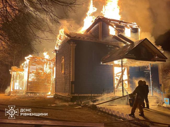 Рятувальники показали, як гасили пожежу, внаслідок якої ущент згоріла церква на Сарненщині