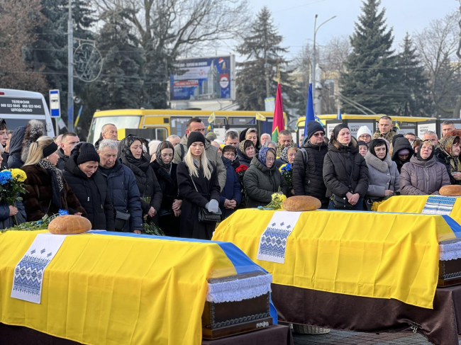 У Рівному попрощалися відразу із трьома загиблими Воїнами (ВІДЕО)