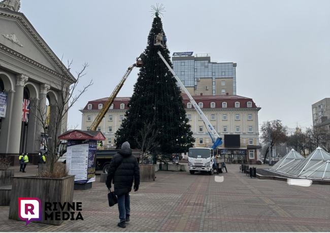 У Рівному на Театральній площі "роздягають" новорічну ялинку (ФОТО)