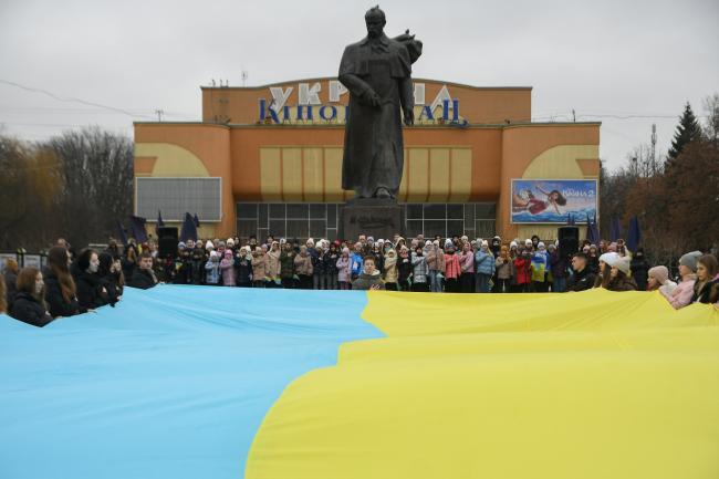 У Рівному розгорнули 30-метровий стяг і провели акцію "Живий ланцюг Соборності"