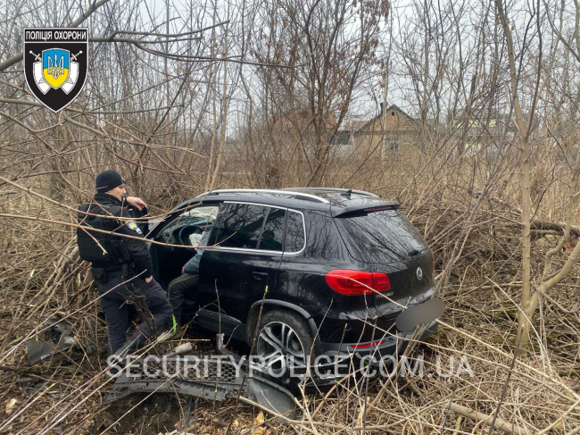 На виїзді з Рівного кросовер злетів у кювет: водій - під наглядом медиків