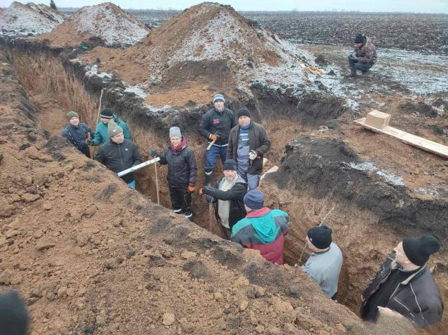 Мешканці громади на Рівненщині копають окопи на Дніпропетровщині (ФОТО)