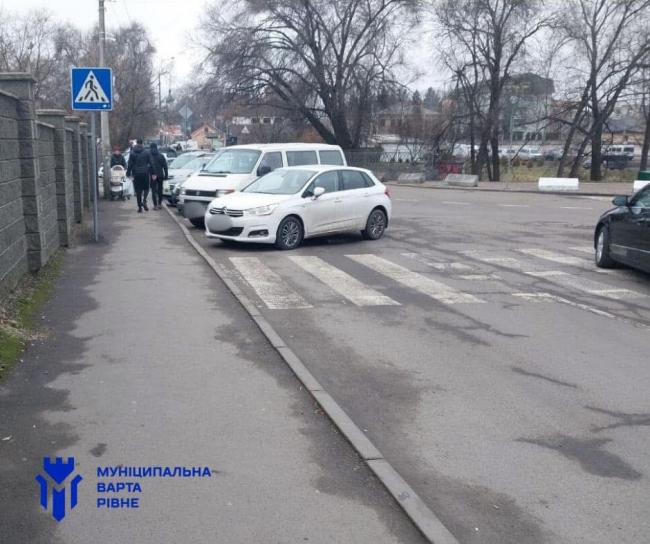 У Рівному за тиждень виявили понад 700 порушень правил зупинки та стоянки