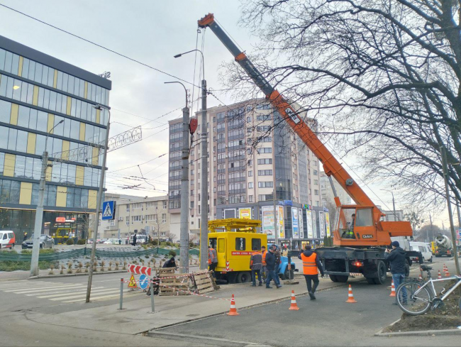 У Рівному біля зупинки "Автовокзал" демонтували електроопору (ФОТО)