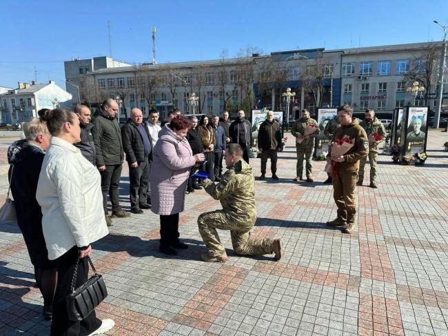 Мама загиблого прикордонника з Рівненщини передала бійцям 25 дронів