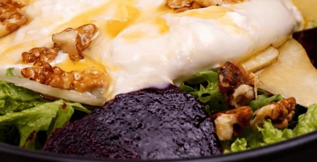 Ніжний салат із буряка, груші та бурати, який підкорив соцмережі