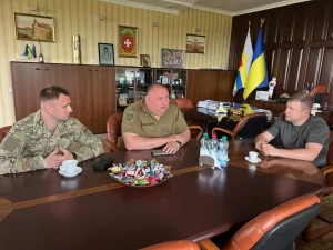 Сергій Каспров ліворуч на фото
