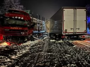 Потрощені фури і 3 постраждалих: водій з Рівненщини потрапив у ДТП на Львівщині